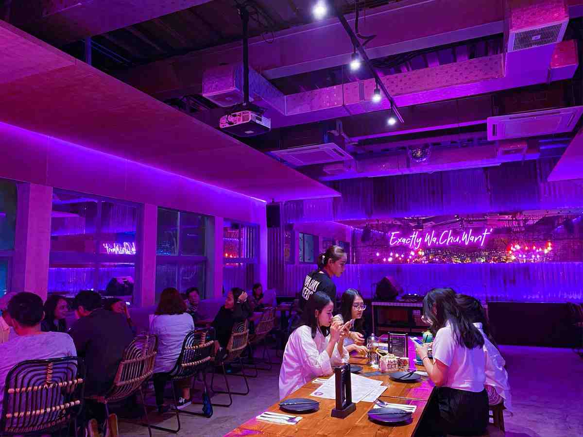 Dining area yang luas cocok untuk bersantai bersama teman